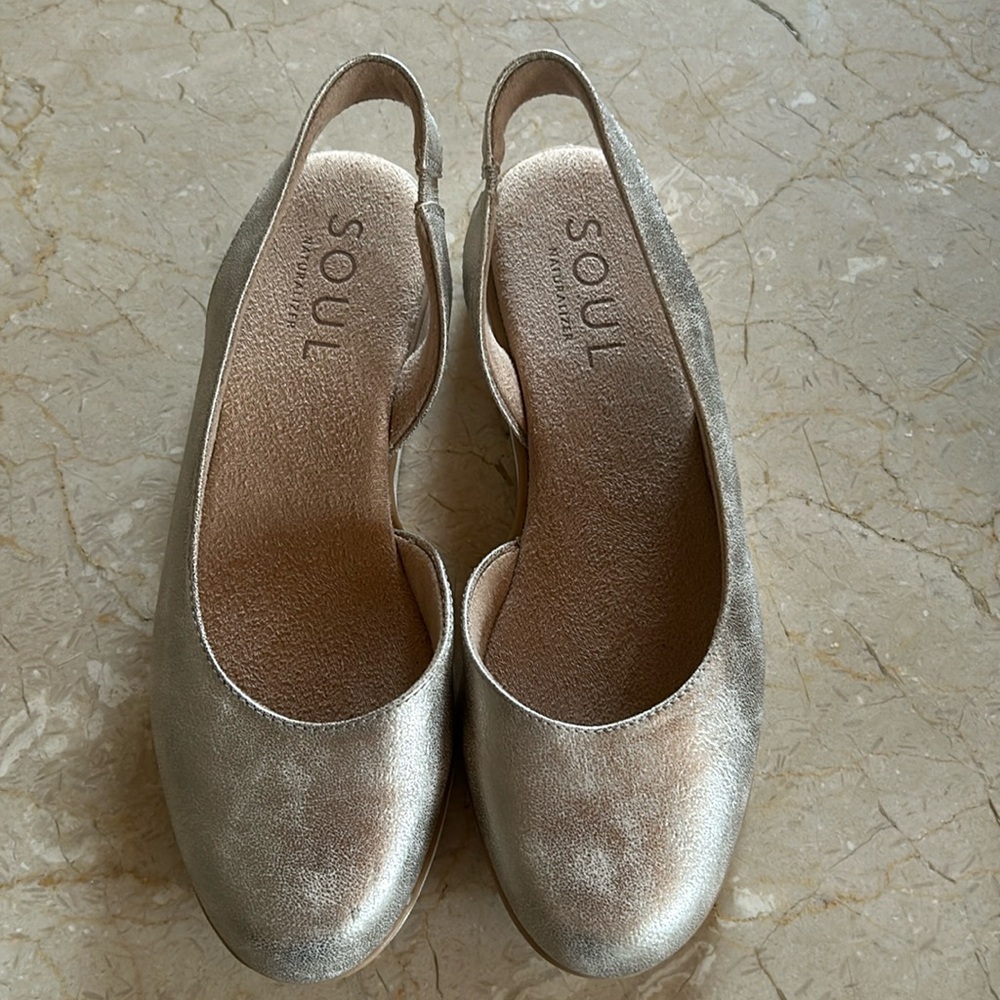 SOUL IDEA D'ORSAY FLAT
Gold faux leather
Size 7.5
Never worn